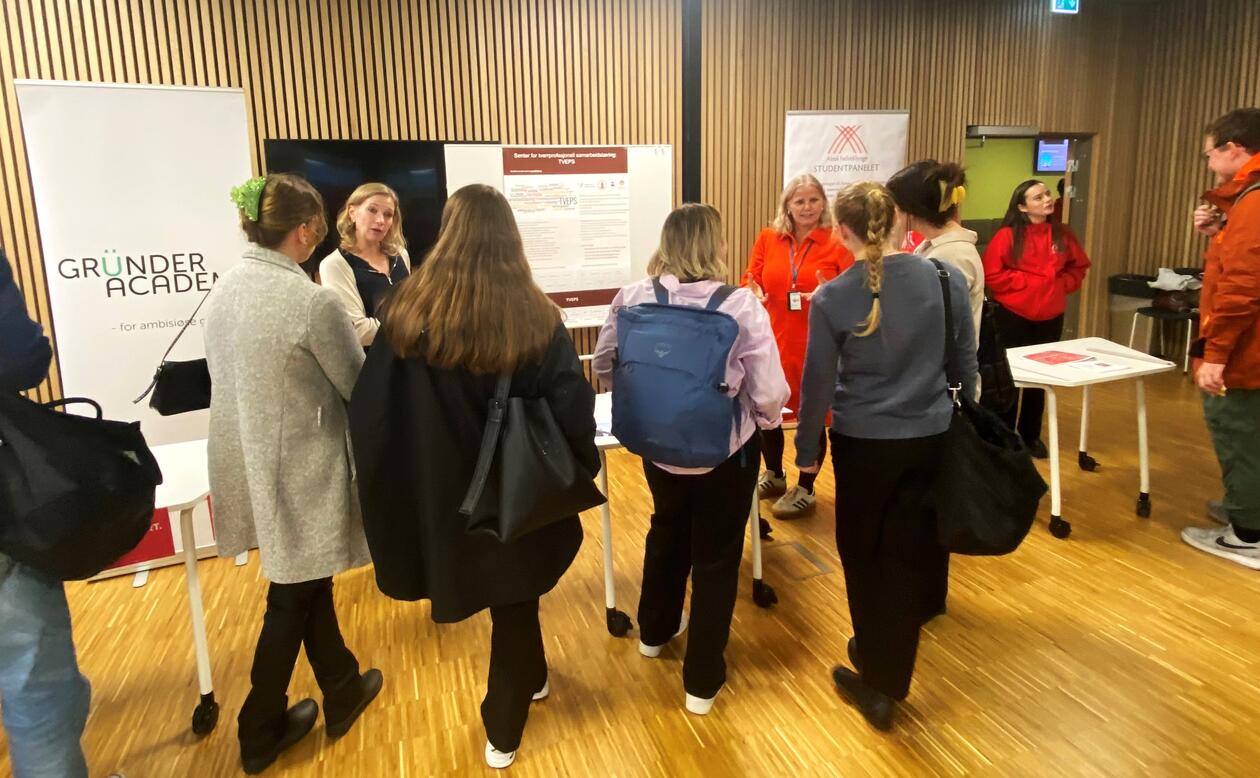 Ane Johannessen og Merethe Hustoft fra TVEPS snakker med student på Alrekdagene.