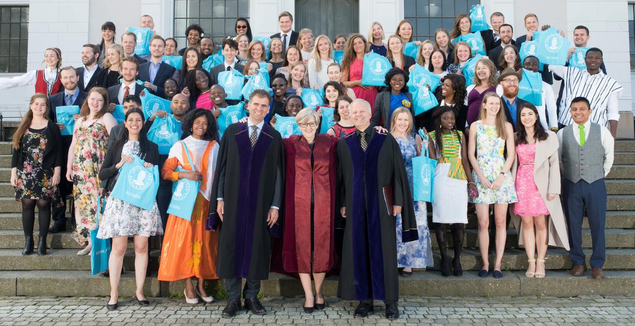 Deltakere på masterseremonien 2016 foran Universitetsmuseet.