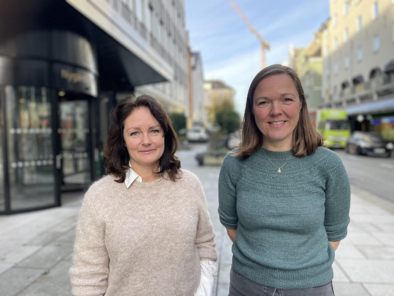 To kvinner utenfor administrasjonsbygget ved UiB