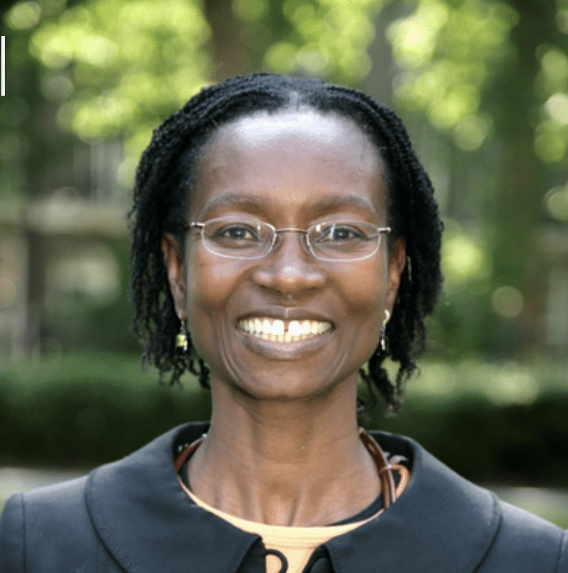 Smilende dame med briller og svart hår