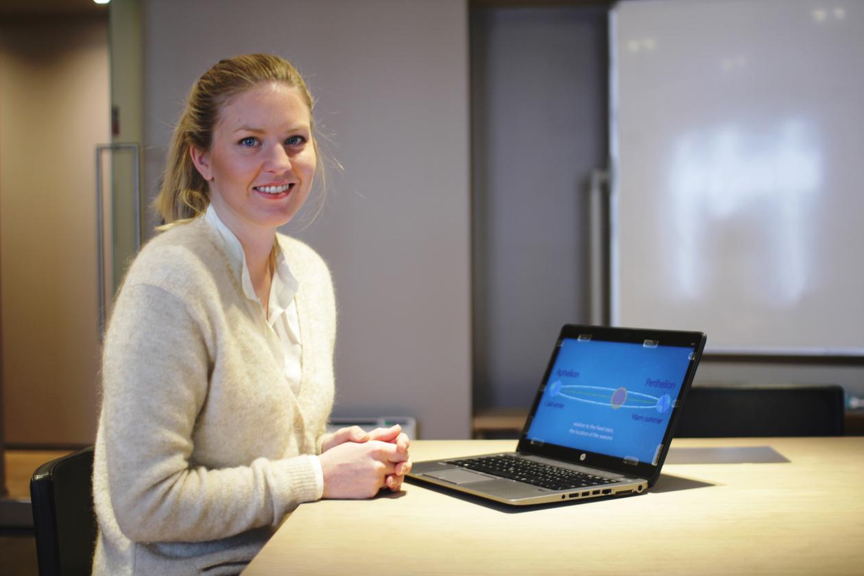 Bilde av jente foran laptop som skal vise henne undervisning på web