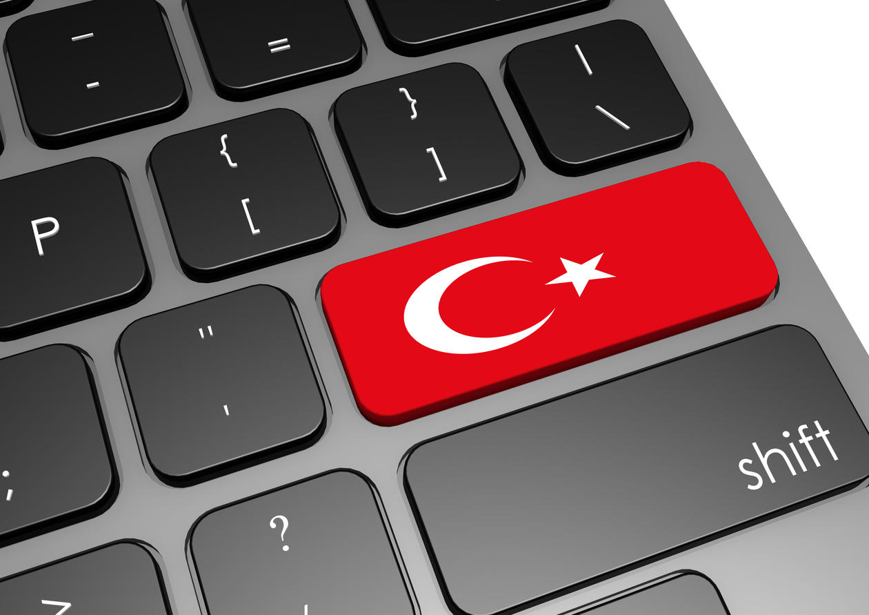 Tastatur med motiv fra det tyrkiske flagget på returtasten. Brukt som illustrasjonsfoto til sak om angrep på akademisk frihet i Tyrkia.