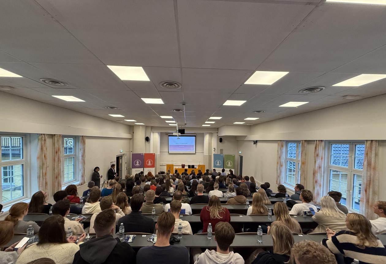 Bilde viser et fullstappet auditorium B ved Sydneshaugen skole der alle nye studenter er samlet for å bli ønsket velkommen