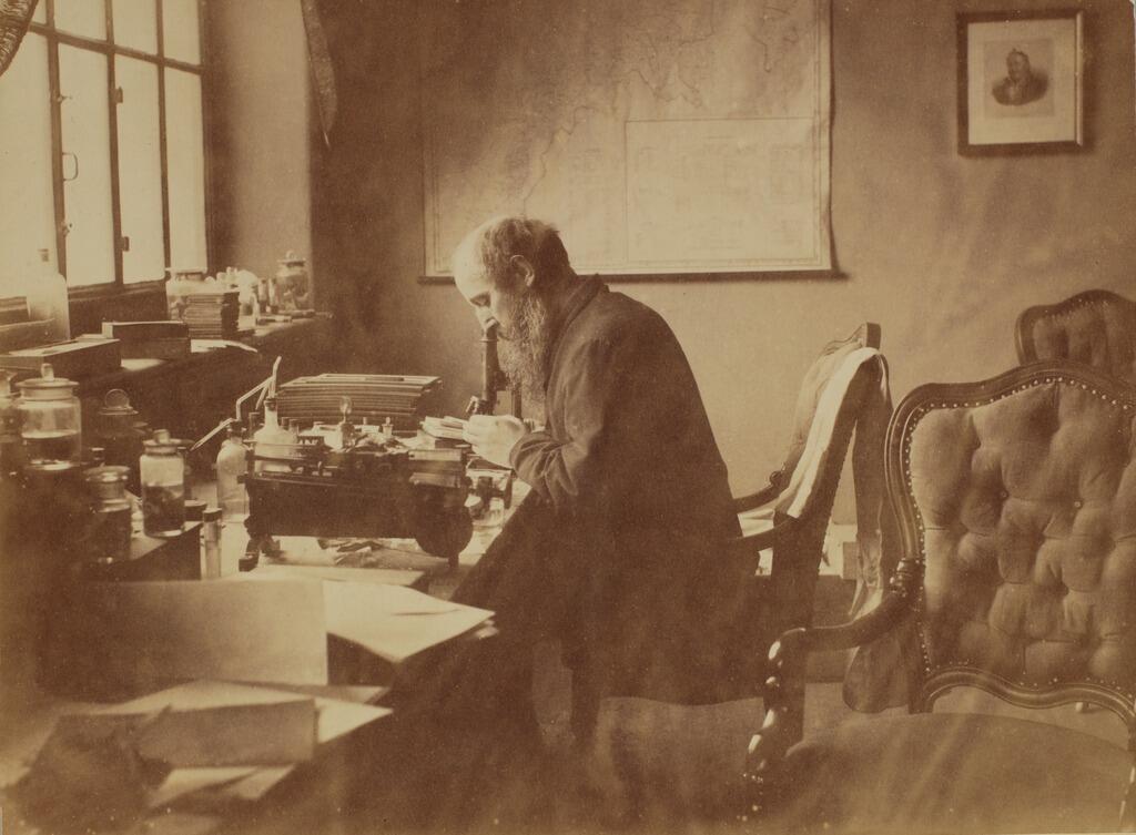 Armauer Hansen på sitt kontor, over mikroskopet