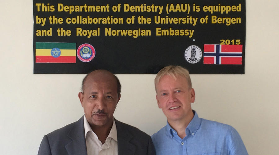   Wondwossen Fantaye er leder av School of Denistry i Addis Abeba. Her er han sammen med UiB-professor Asgeir Bårdsen. Foto: Privat 