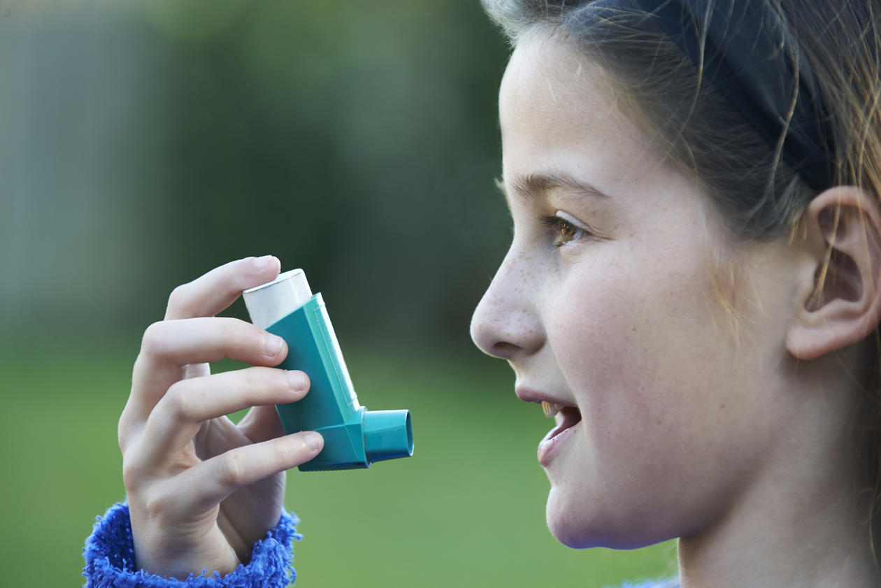 Barn med astmaspray.