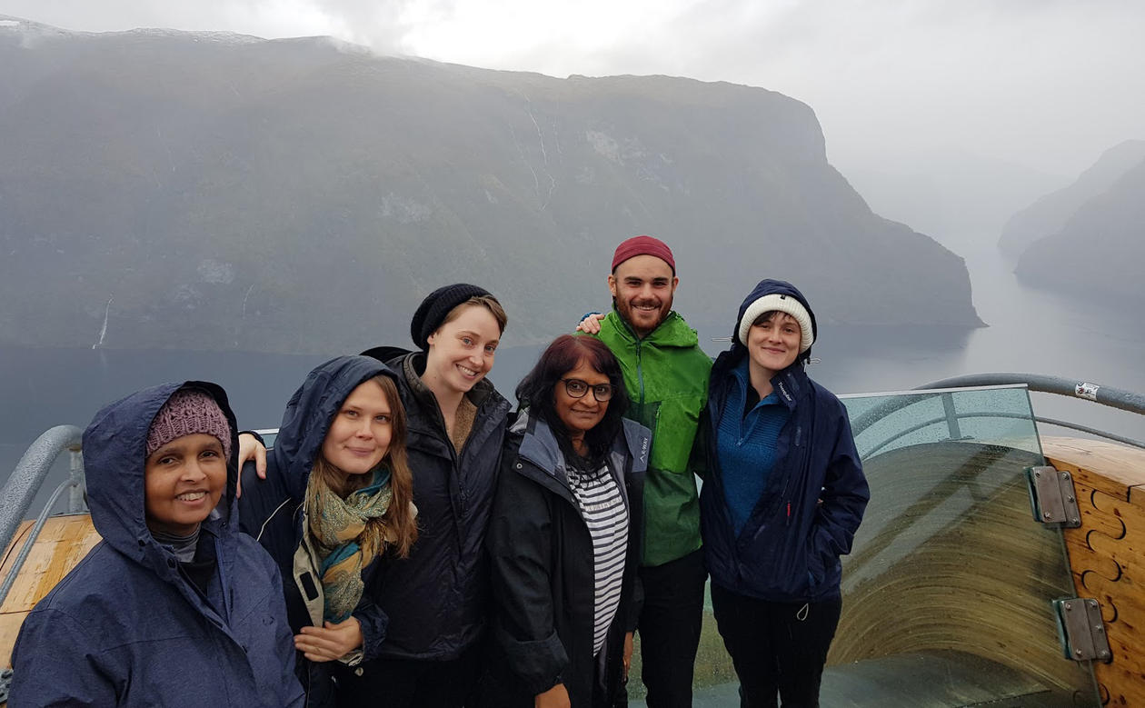 Carmine, Maria, Rebecca, Sue, Tomas og Sara skuer utover Aurlandsfjorden. Aurlandsfjorden