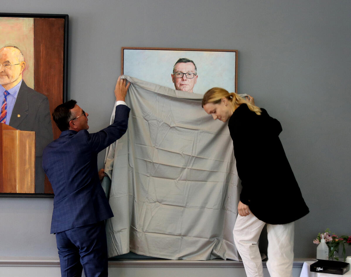 Dag Rune Olsen og kunstmaler Kristin Austreim avduker portrettet av Olsen.