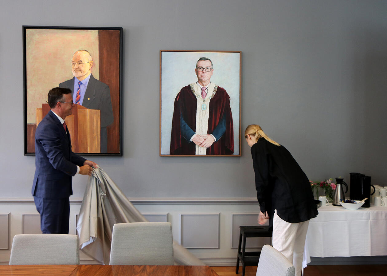 Dag Rune Olsen og kunstmaler Kristin Austreim avduker portrettet av Olsen.