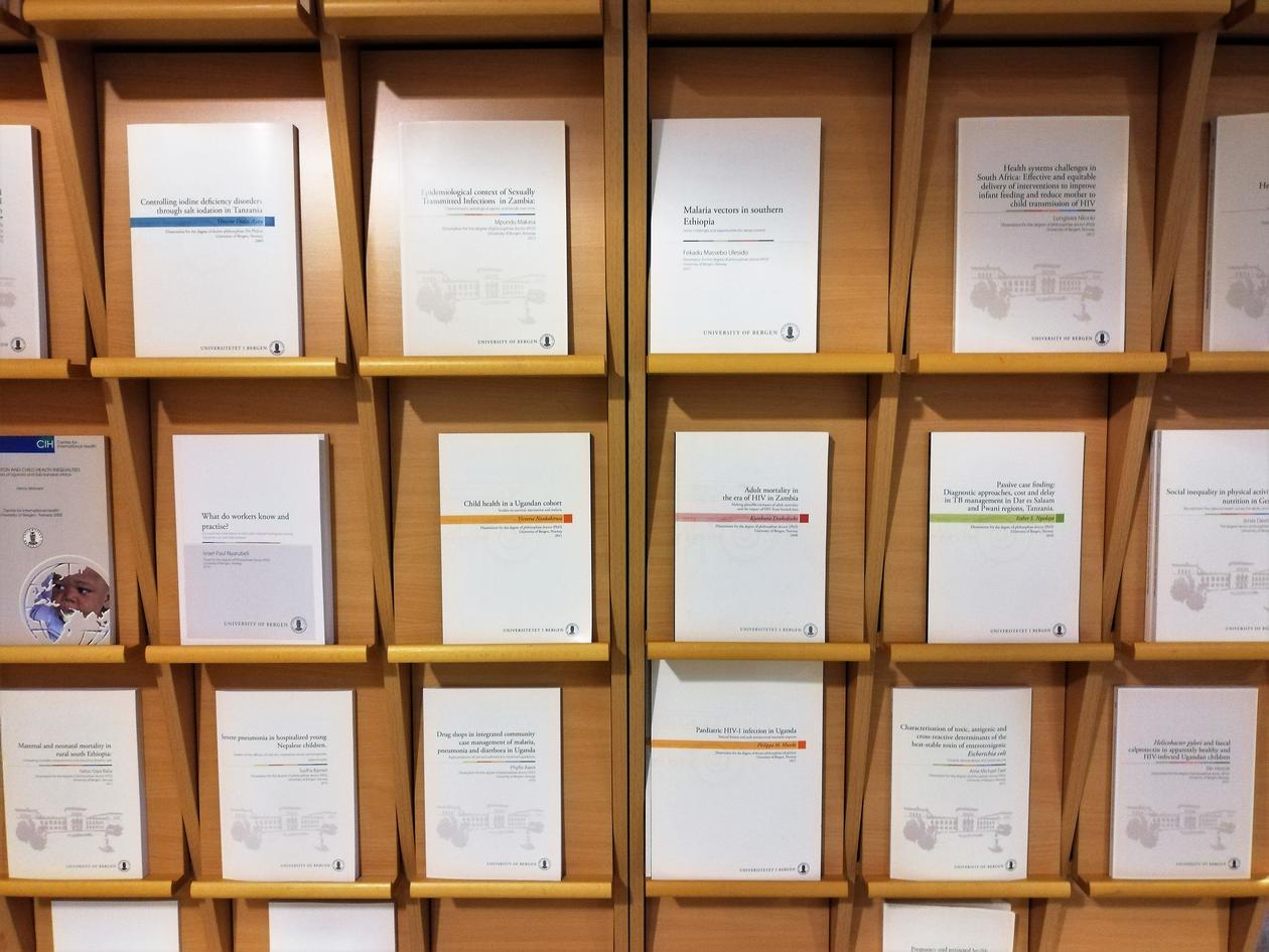 Avhandlinger utstilt i en bokhylle