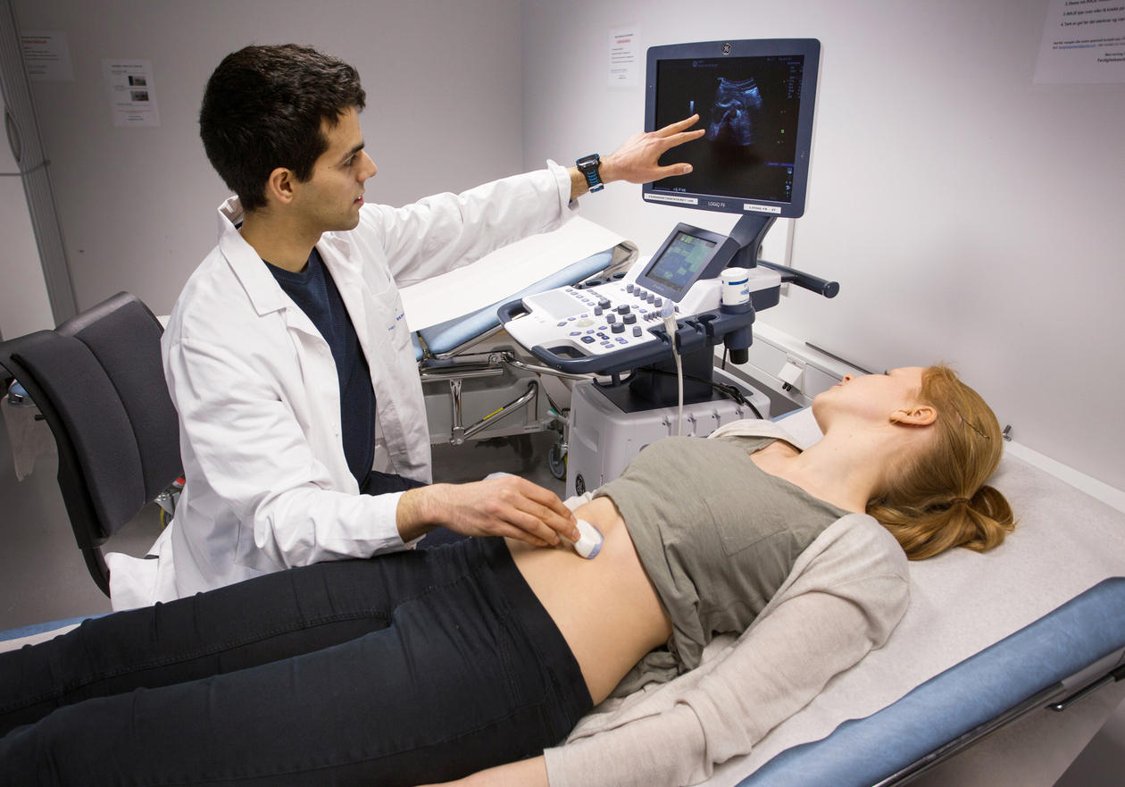 Medisinstudent Babar Eide Khan øver på ultralyd