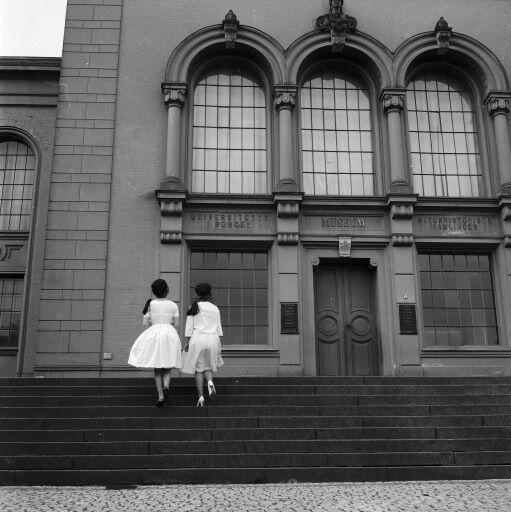 Bilde av to studiner som går opp trappen til Bergen museum på 1960-tallet