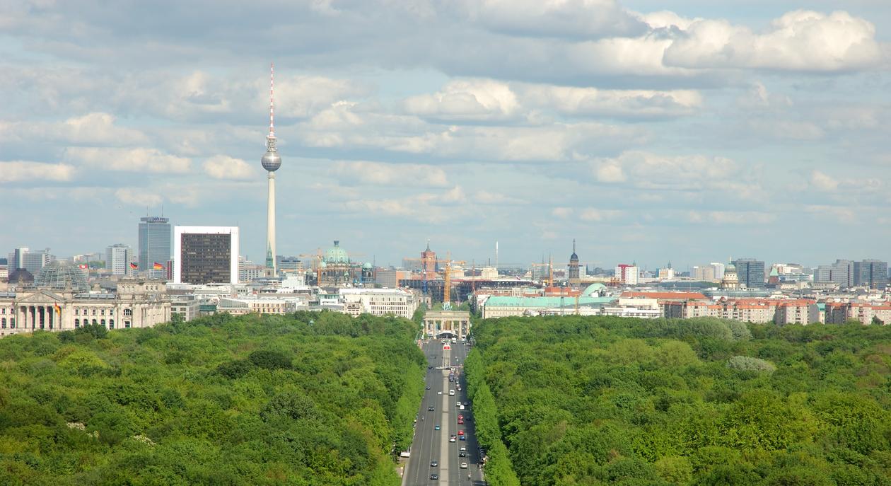 Utsikt over Berlin med lette skyer på blå himmel.