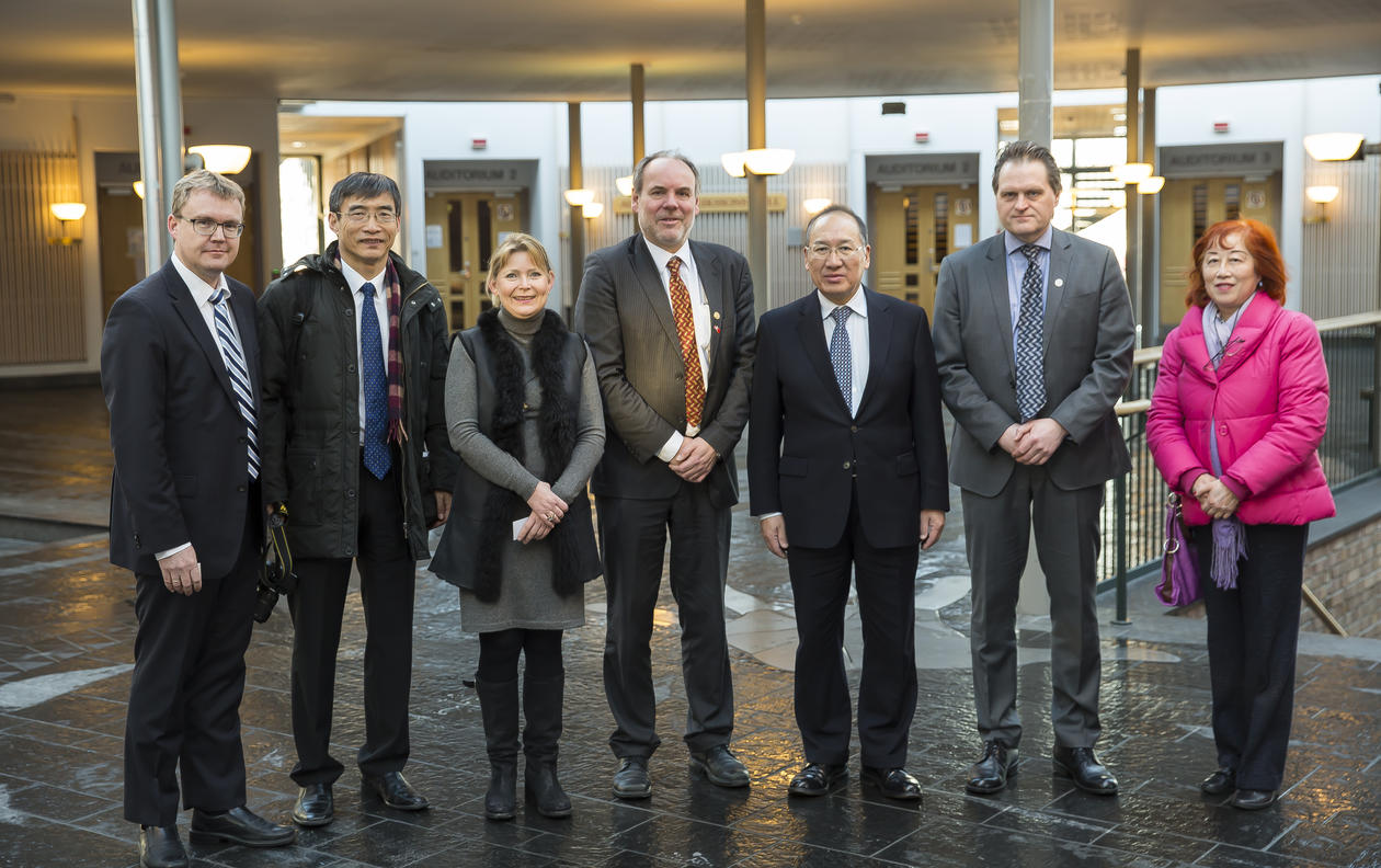 Representanter fra Kina og fakultetet i vrimlearealet på fakultetet. 