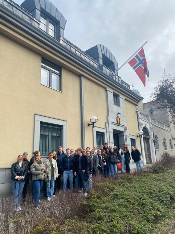 Studentene foran den Norske ambassaden i Budapest