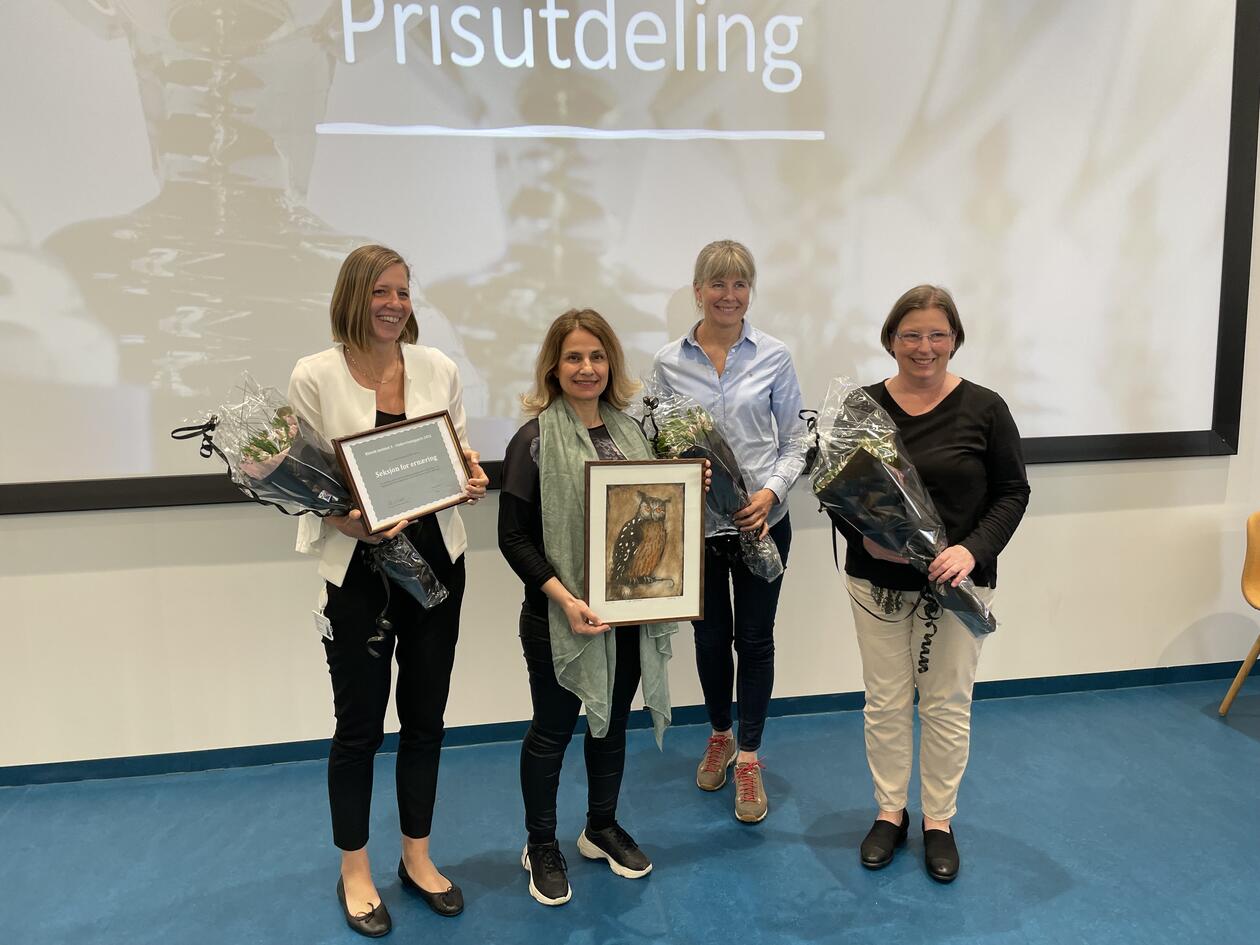 Fire representanter fra Seksjon for ernæring med pris og blomster