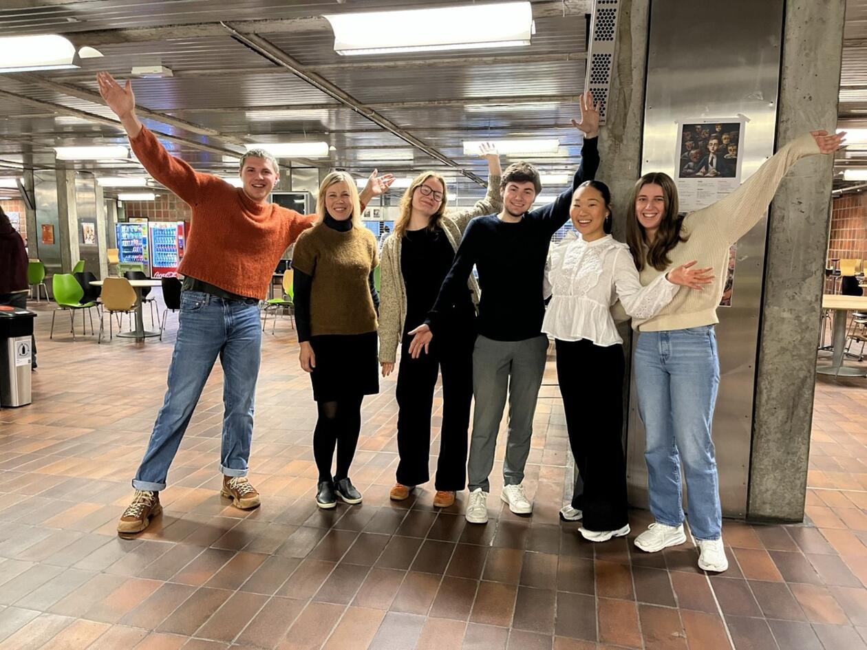 Fra venstre Jeremiasz Turlaj, Sigrun Eliassen, Kine Landro, Hevar Mokhlis, Lene Yun Moe og Ragnhild Enger