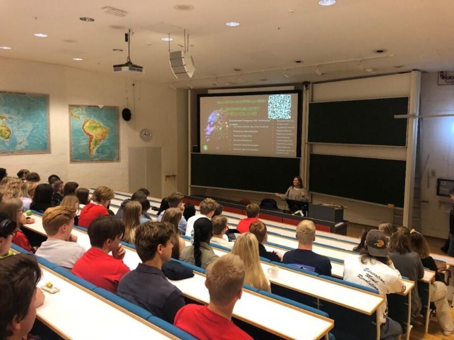 Bilde av nye studenter i auditorium