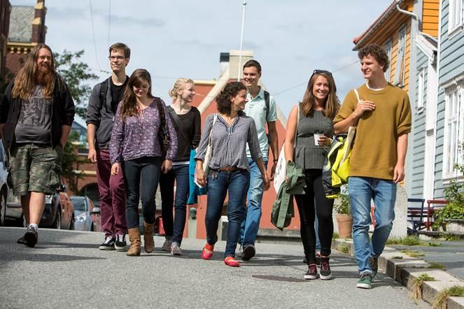 Studenter går nedover gaten