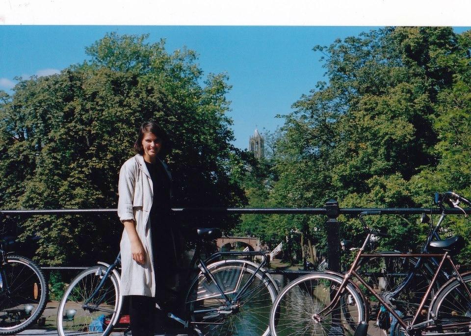 Kristina med sykkel i Utrecht.