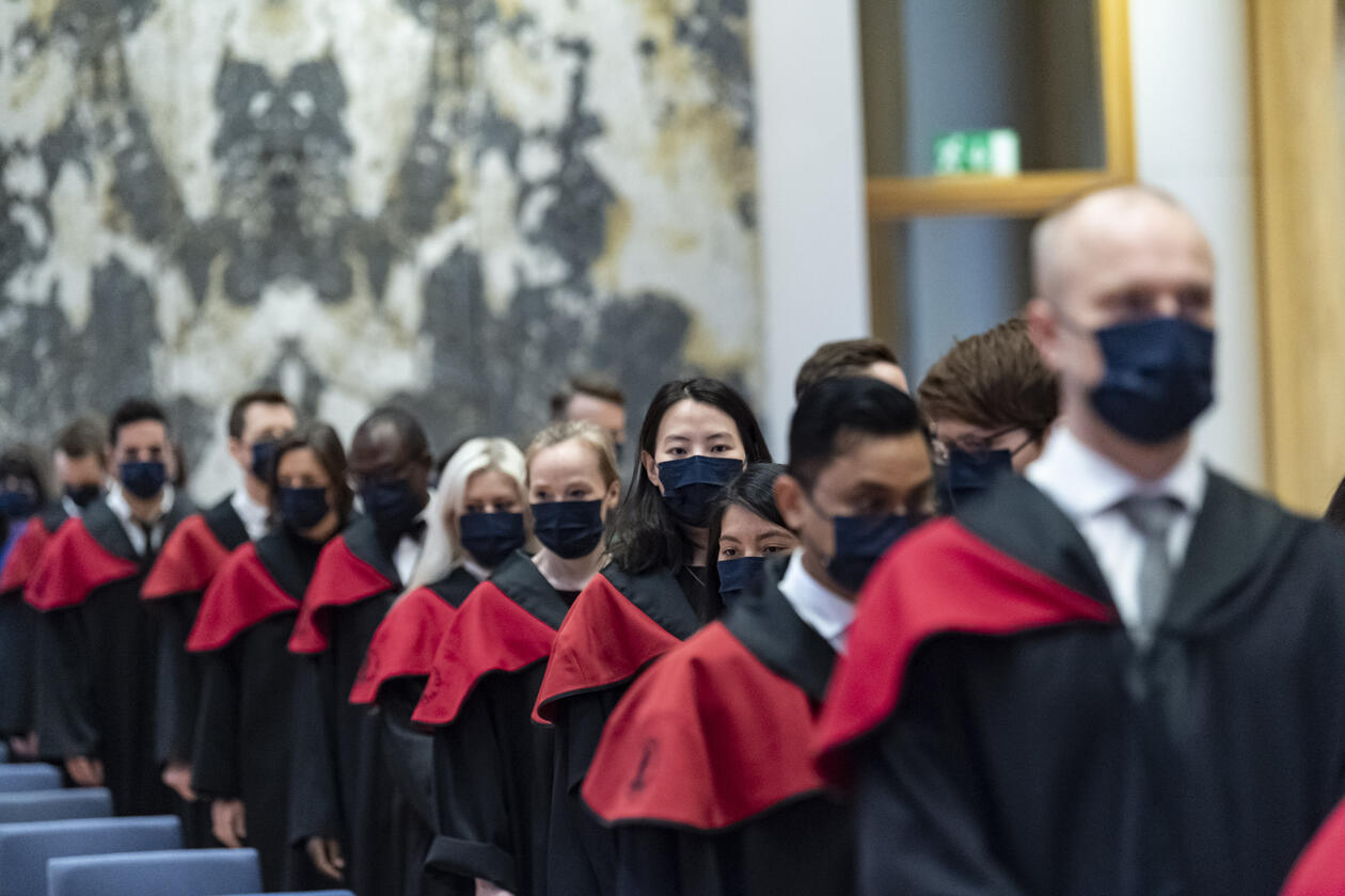 Bilde av innmarsj med de nye doktores fra Det medisinske fakultetet 28. januar 2022