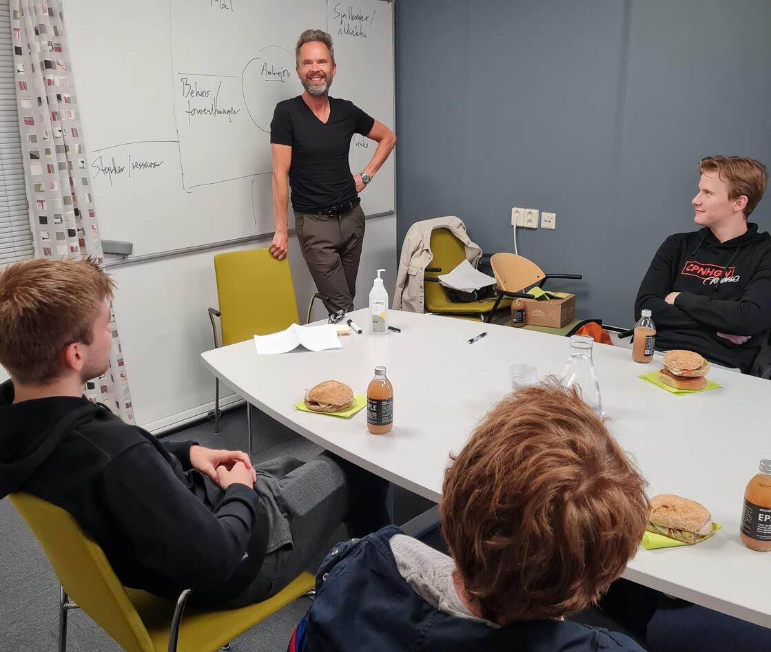 En gruppe mennesker som jobber sammen 