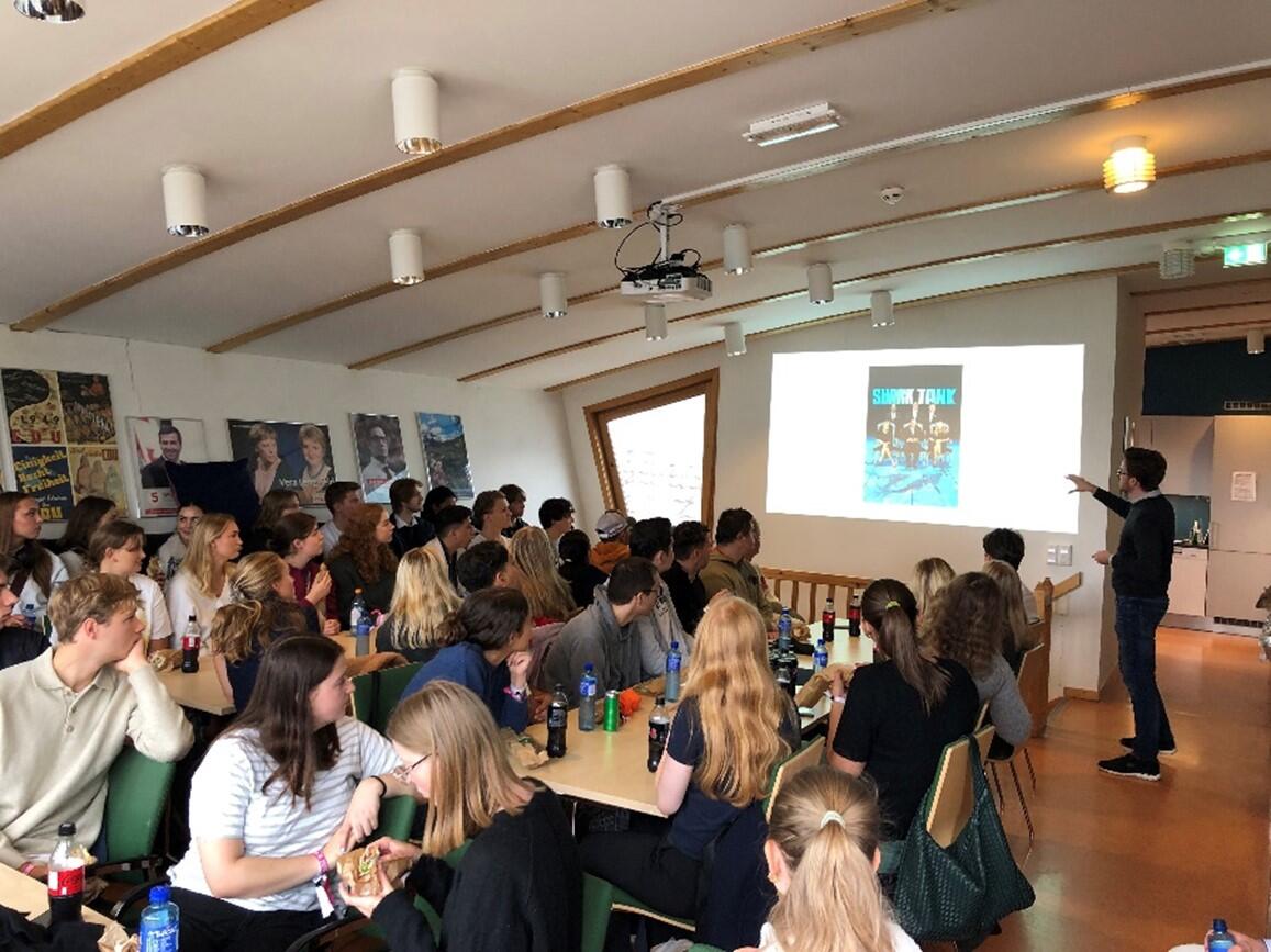 Nye studenter i lunsjommet til sampol