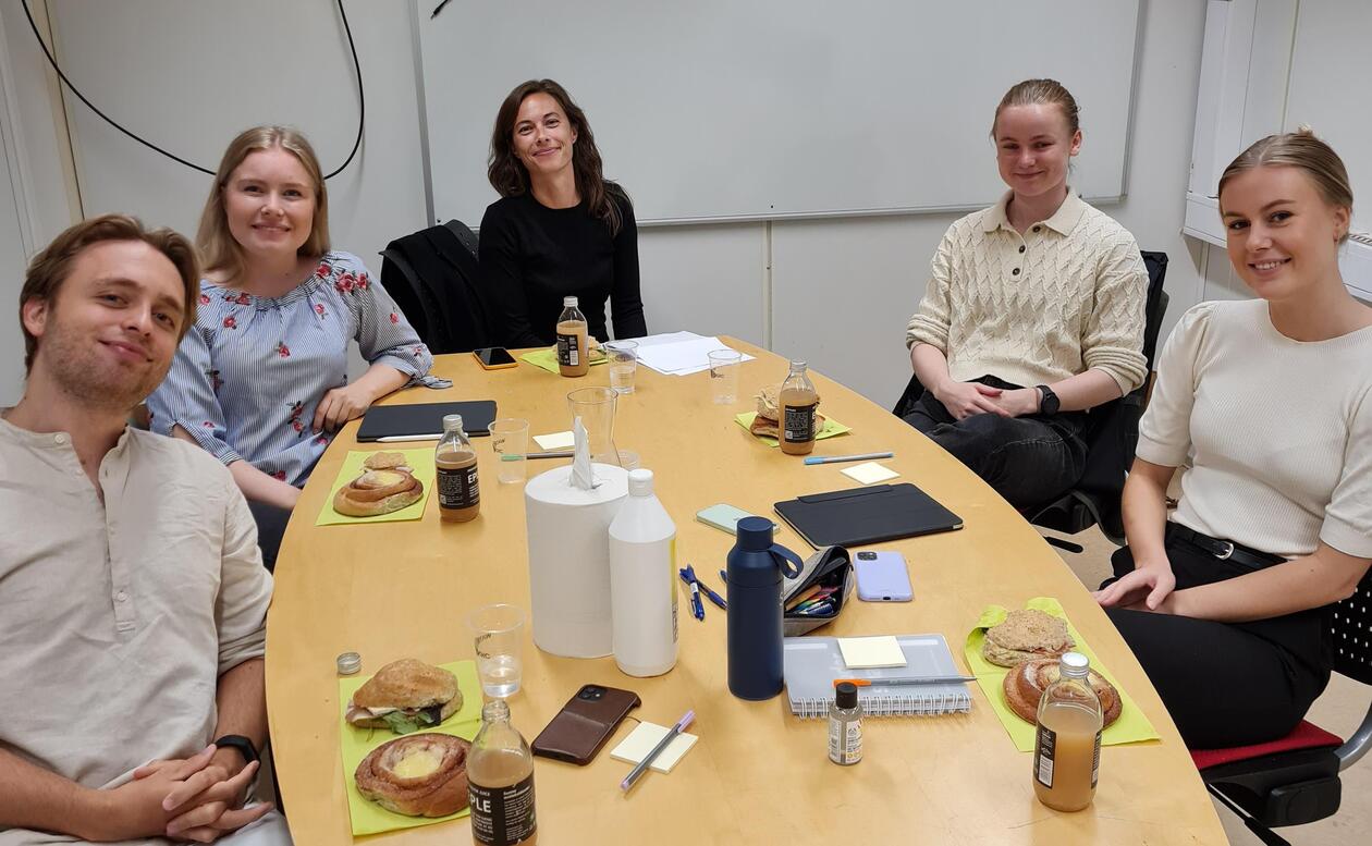 En gruppe studenter på workshop i et klasserom