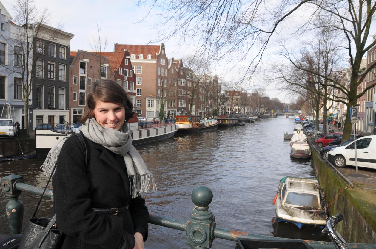 Kristina ved kanal i Amsterdam.
