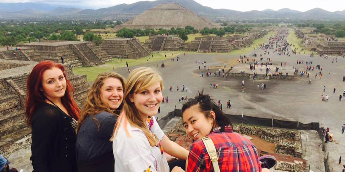Studenter foran pyramide