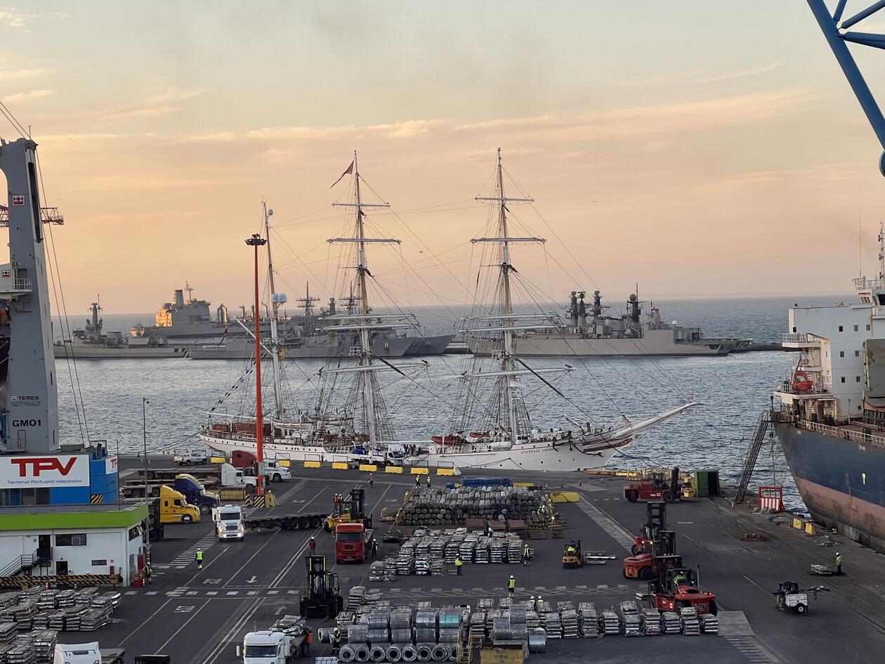 Statsraad Lehmkuhl i solnedgang i havnen i Valparaiso