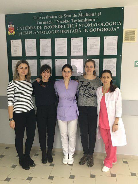 Hos vertene fra USMF Nicolae Testemitanu, Chisinau. Fra venstre: tannpleierstudenter Olga Golburean, Aud Kristine Deila, tannlege Marcela Tighmineanu, tannlegestudent Maria Helene Hagen og førsteamanuensis og koordinator av prosjektet i Moldova, Diana Unc