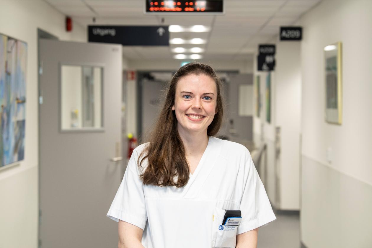 Bilde av Aslaug Drotningsvik i klinikktøy på Haralsplass Diakonale Sykehus