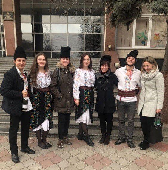 Sammen med Moldovian folk kledd i tradisjonelle drakt.
