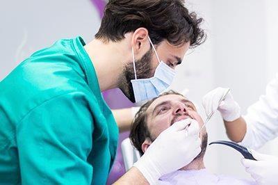 Bilde av tannlege og pasient