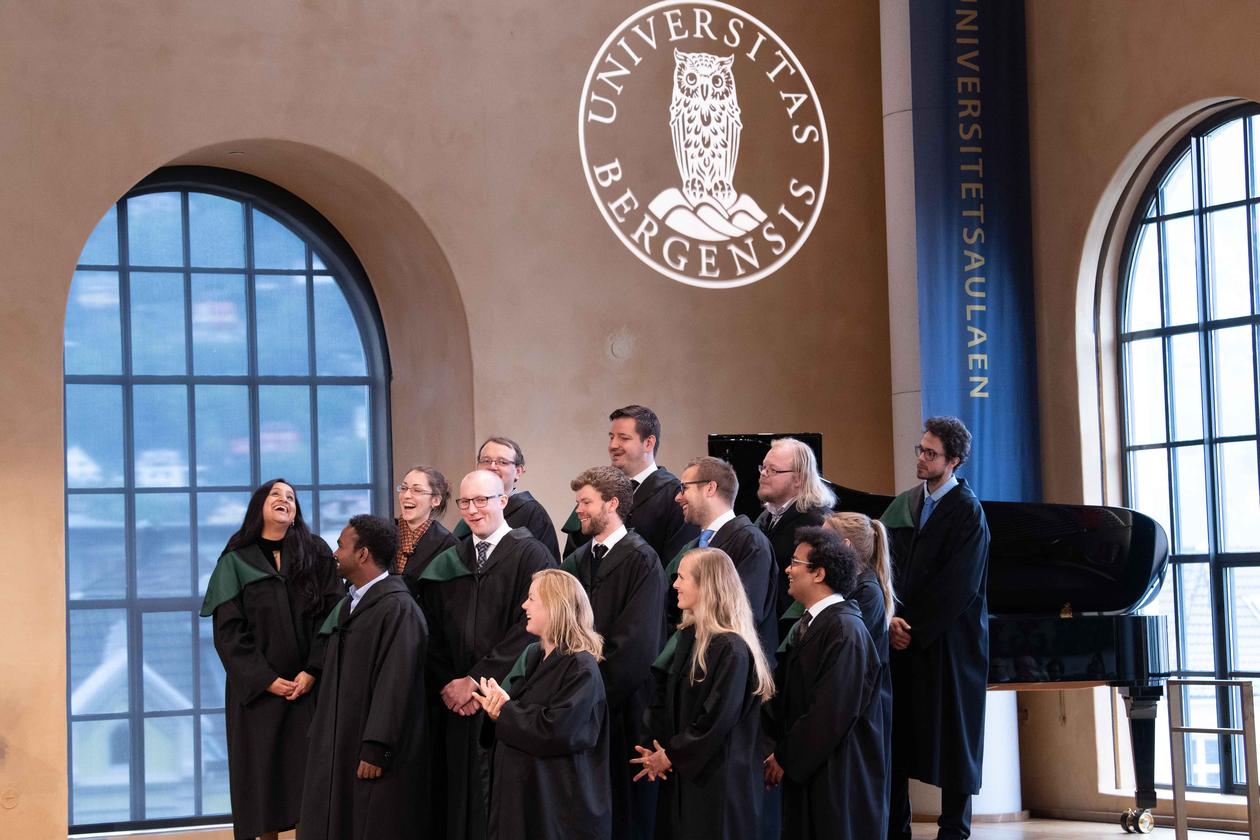 Bilde fra scenen under Doktorpromosjonen 26.04.2019: Nye doctores venter på å få sine diplomer.