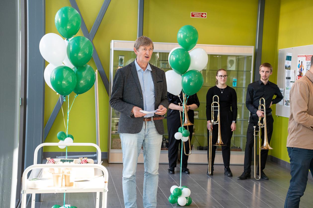 Prodekan Øyvind Frette taler til de oppmøtte i Biologen.