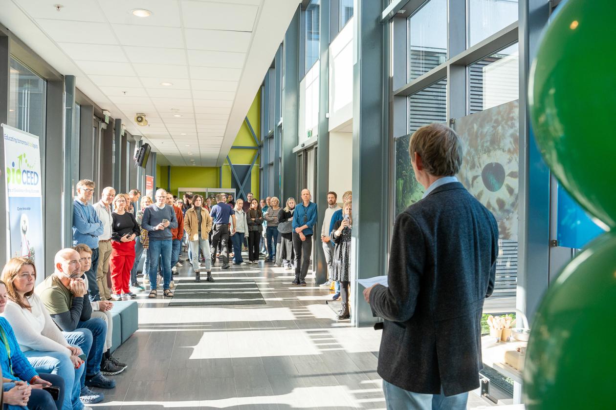 Prodekan Øyvind Frette taler til de oppmøtte i Biologen.
