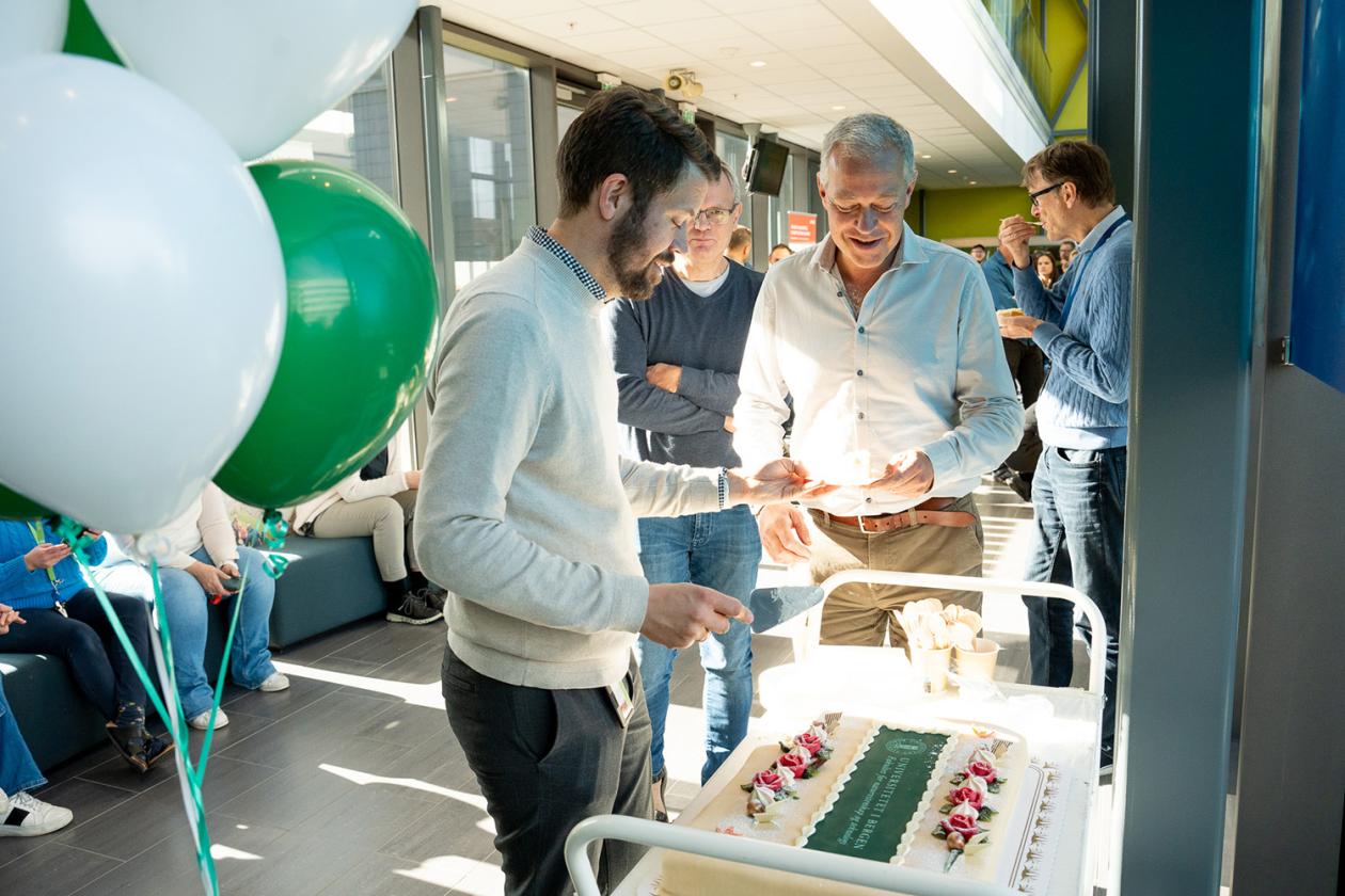 Kake deles ut i Biologen.