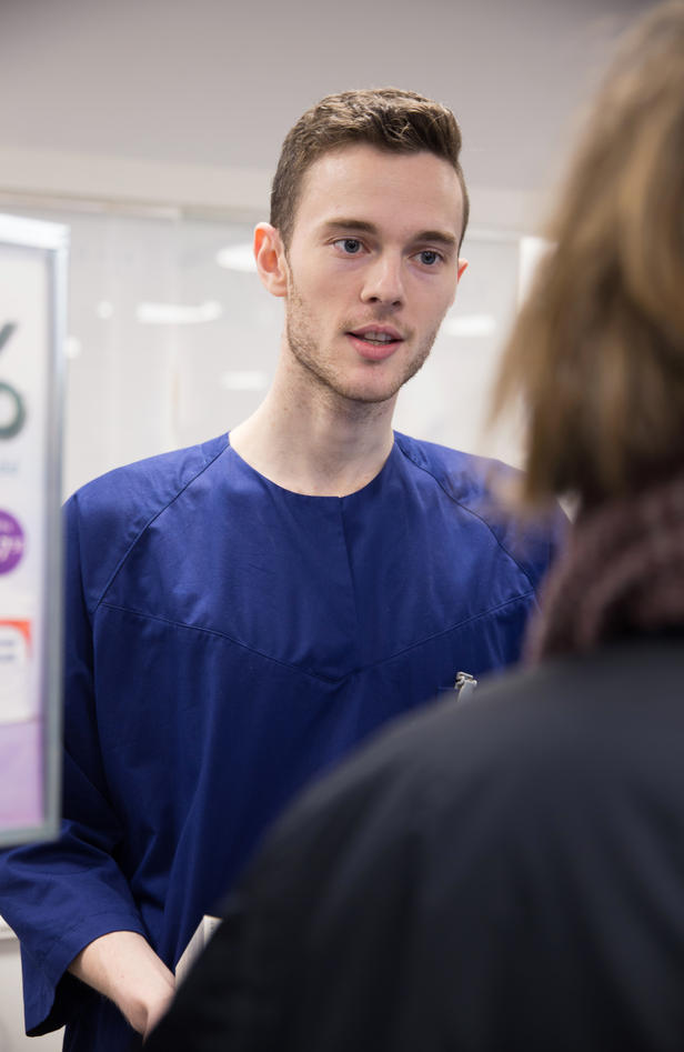 Farmasistudent Dan Filip Blincheim med kunde