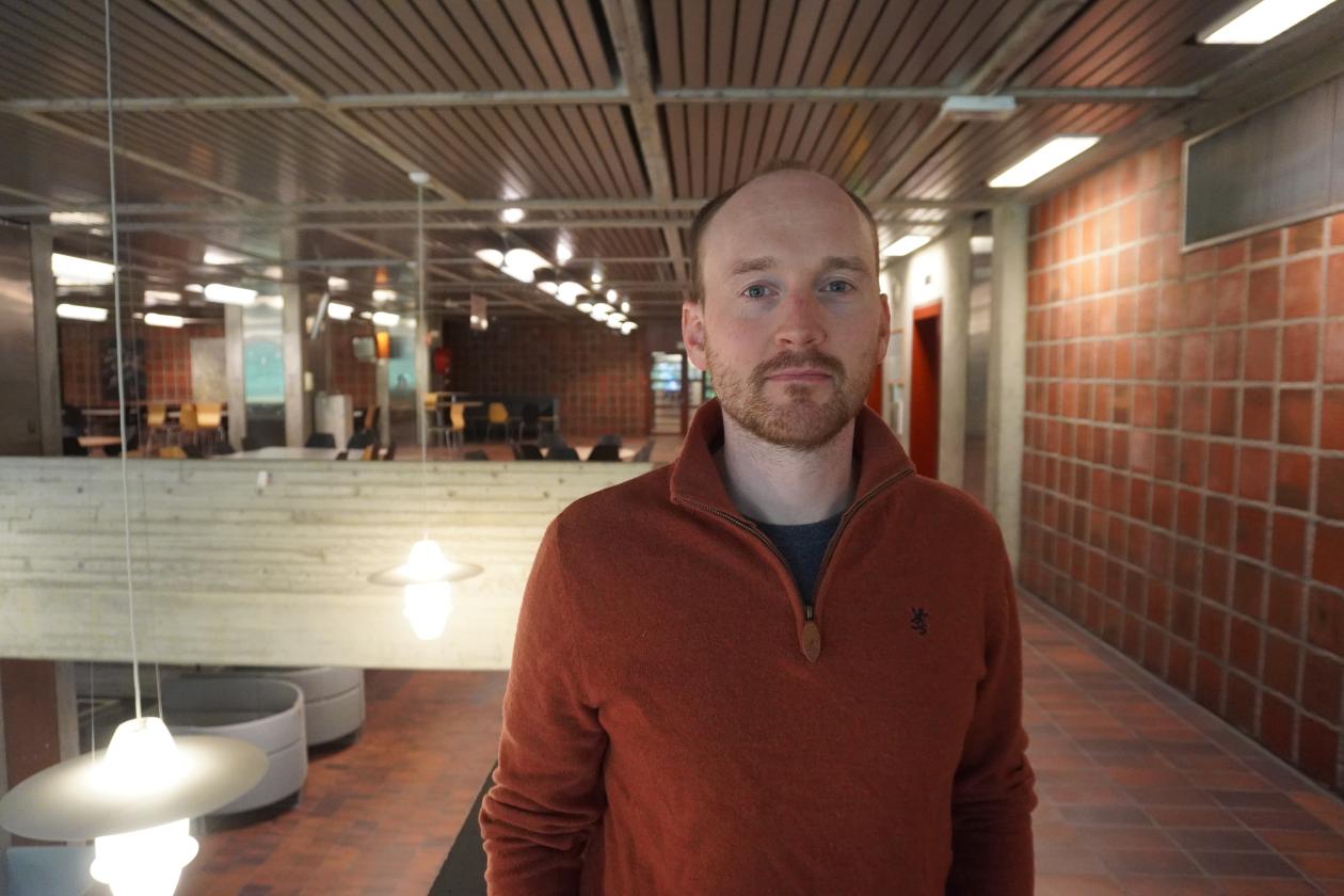 Bilde av Nyberg, mann med rødbrun genser i Realfagsbygget