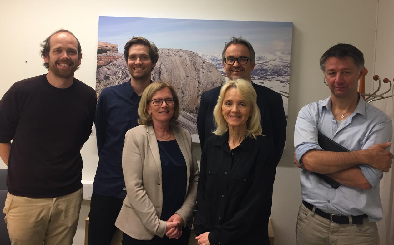 Her inngår Institutt for Geovitenskap og AkerBP en samarbeidsavtale for økonomisk støtte til undervisningstilbudet ved GEO, med en verdi på 1.5 millioner over 3 år. Bak fra venstre: Atle Rotevatn (UiB), Christian Haug Eide (UiB) og Rodmar Ravnås (AkerBP).