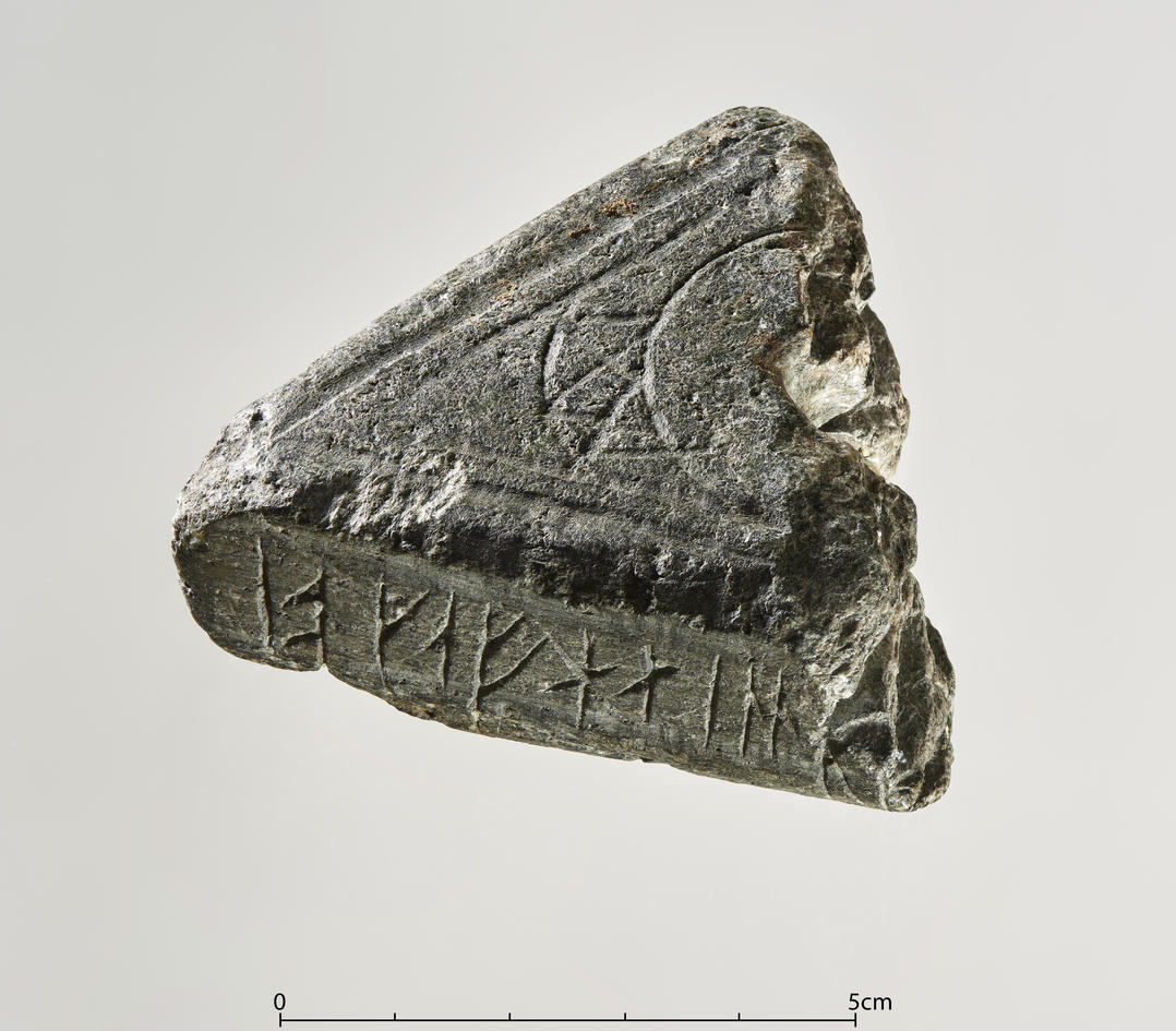 Kleber med dekor og runer