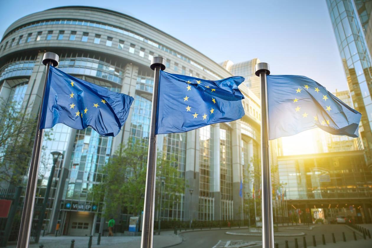Bygning i Brussel, 3 stk EU-flagget i solen