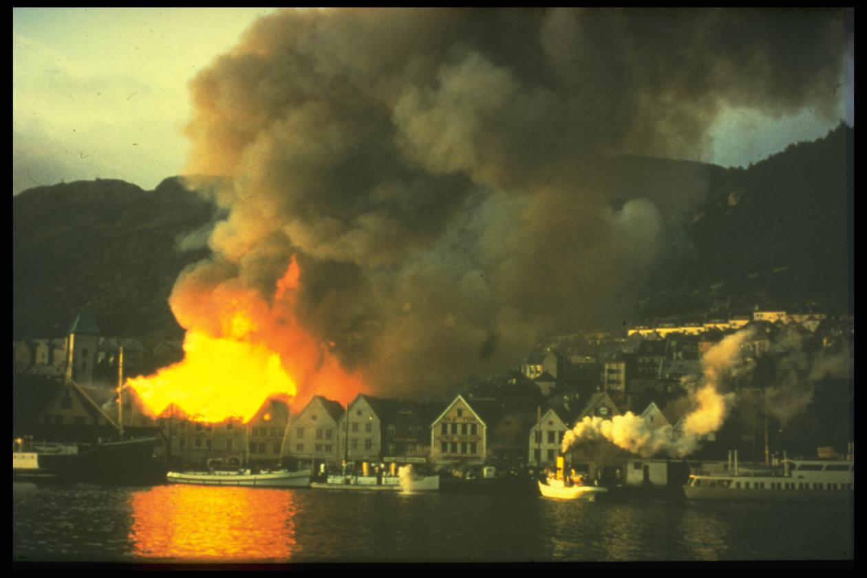Bilde av Bryggen i Bergen i  full brann i 1955.
