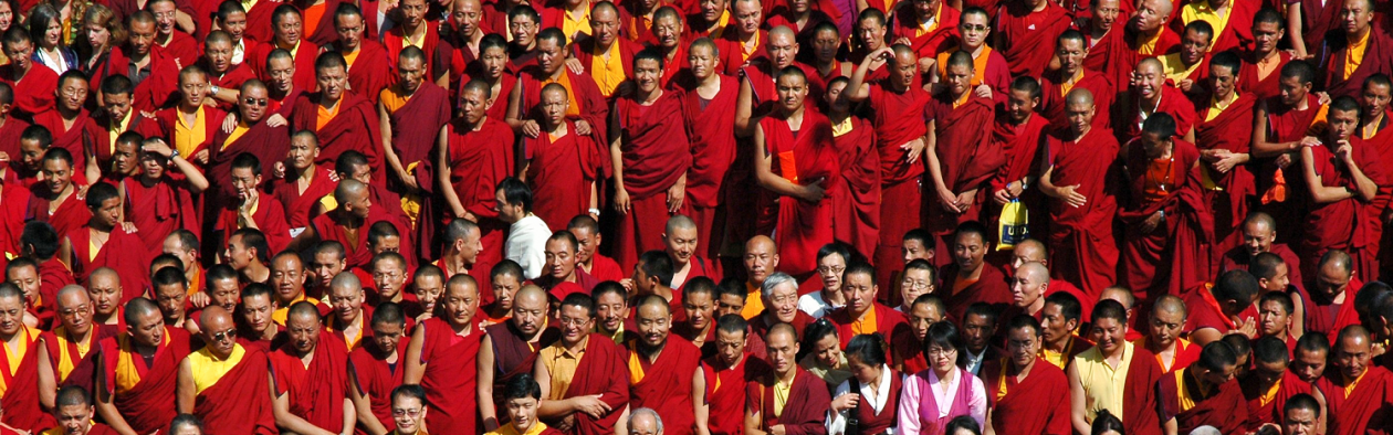 Ei samling av mange tibetanske munkar.