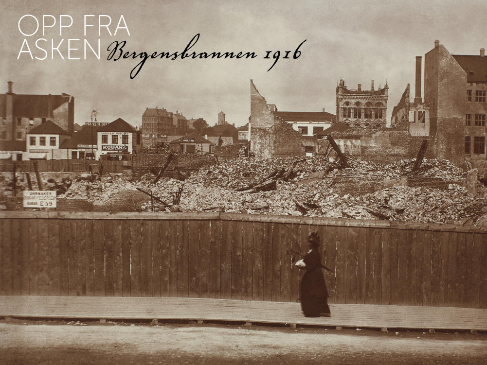 Kvinne studerer ruinene fra Bergensbrannen i 1916