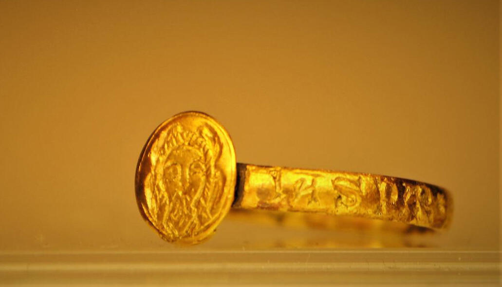 gullring med innskrift