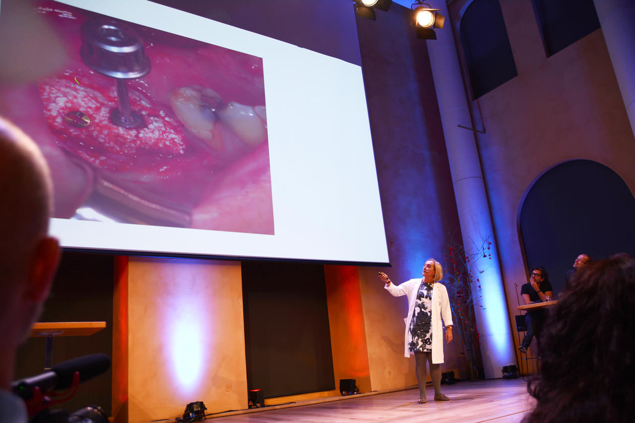 Bildet viser Cecilie som vant Forsker Grand Prix delfinale i Bergen 2015 under hennes fremføring