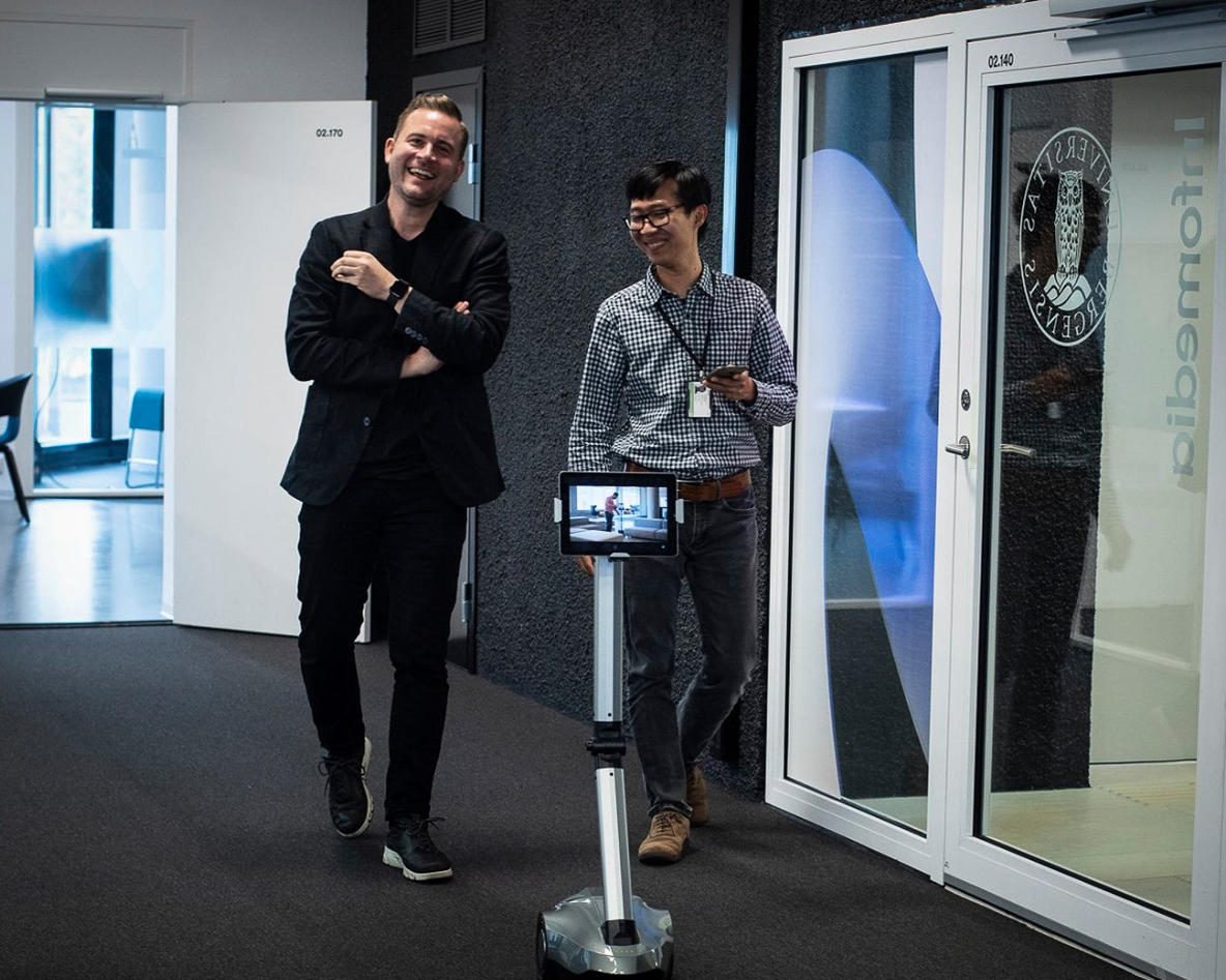 Media Futures christoff Trattner spaserer i gangen med robot